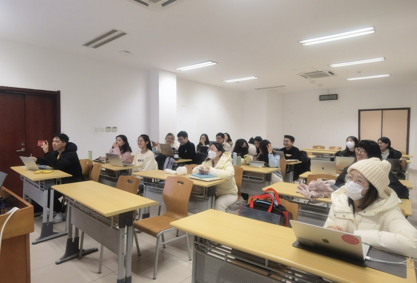 办公室的桌子

中度可信度描述已自动生成
