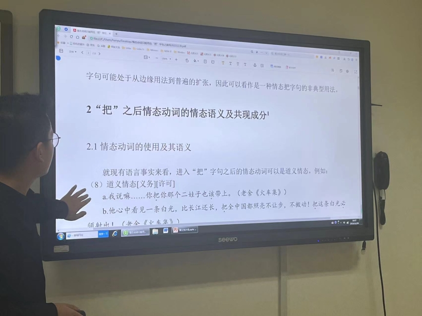 电脑屏幕前的人

描述已自动生成
